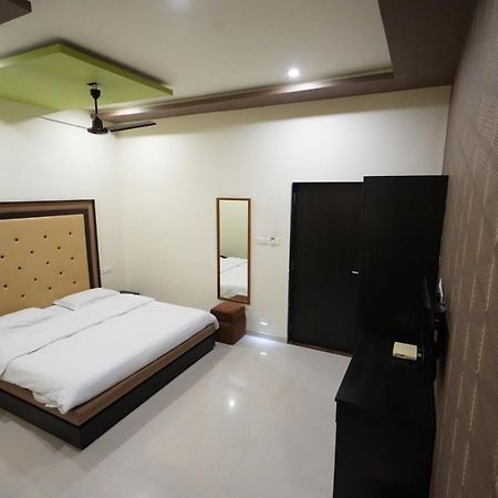 Hotel Ravi Residency Nadiād Екстериор снимка