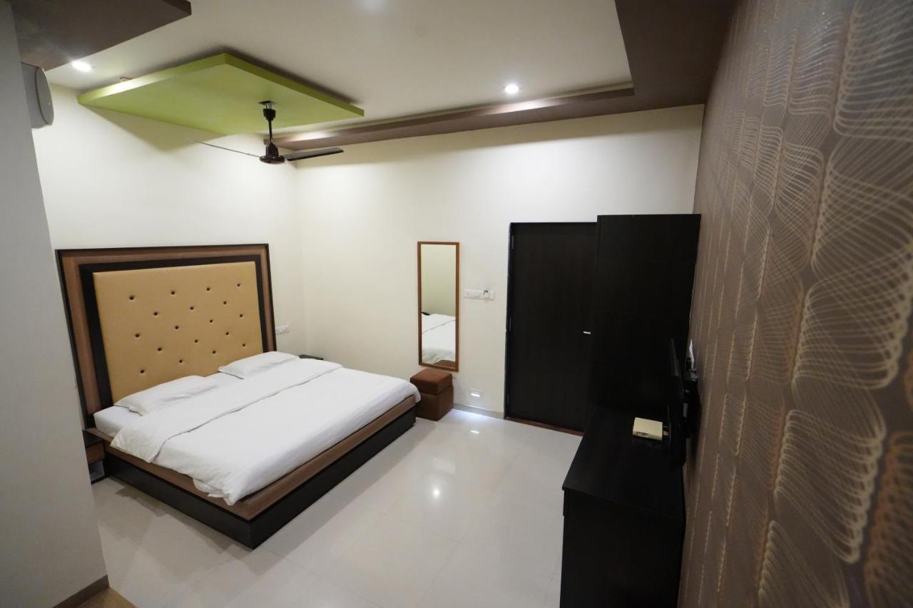 Hotel Ravi Residency Nadiād Екстериор снимка