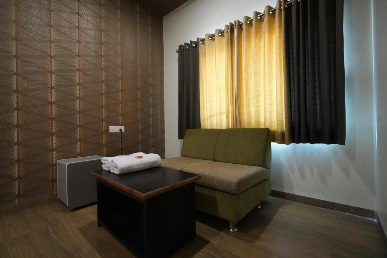 Hotel Ravi Residency Nadiād Екстериор снимка