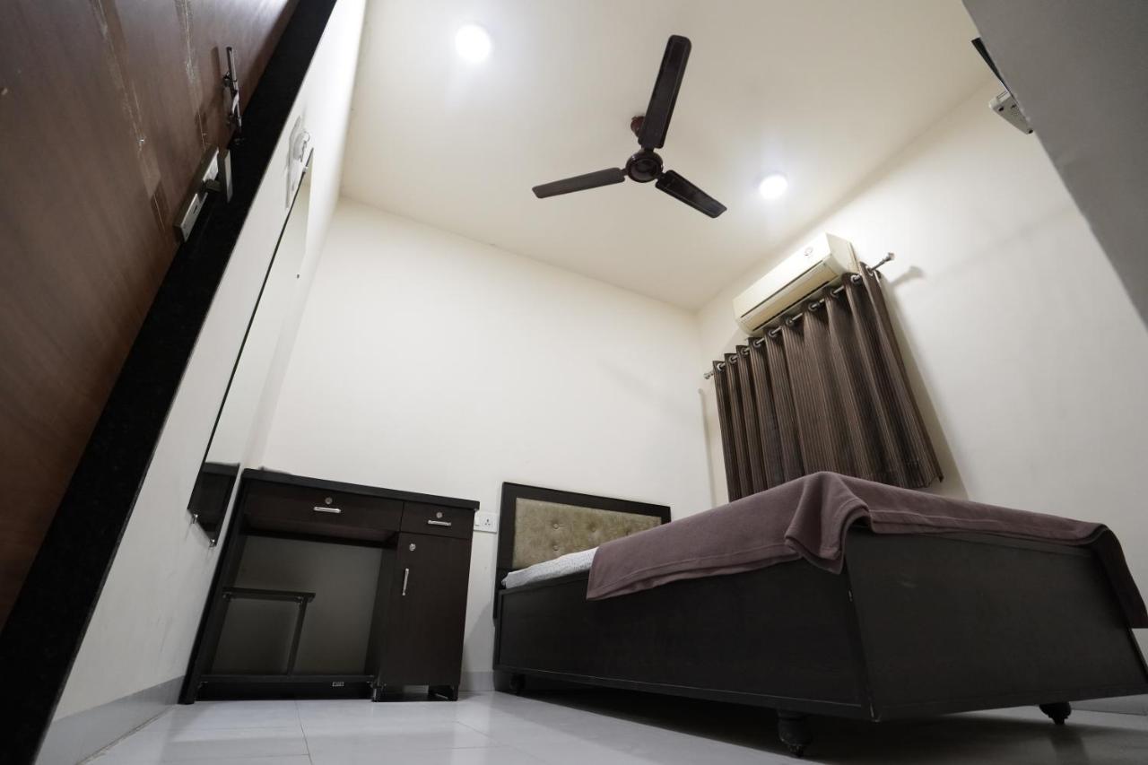 Hotel Ravi Residency Nadiād Екстериор снимка