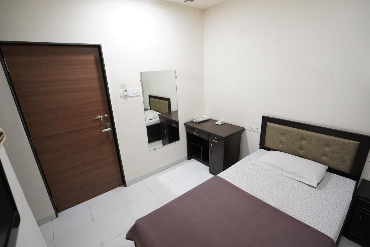 Hotel Ravi Residency Nadiād Екстериор снимка